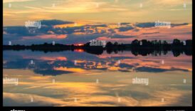 Ηρεμία που καθρεφτισμένος προκάλεσε μια λίμνη 5 Mirror of Tranquility: Lakes and Ponds in Different Perspectives